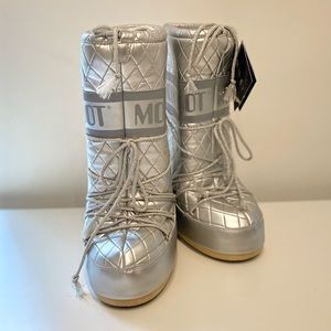 Women’s metallic silver Moon Boots sz. US 7/8.5, EU 39/41